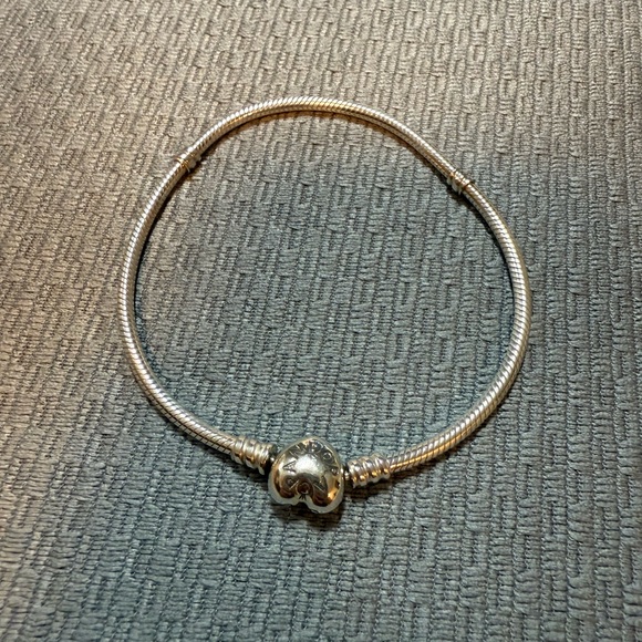 Authentic Moments Heart & Snake Chain Bracelet
Sterling silver - Picture 1 of 8